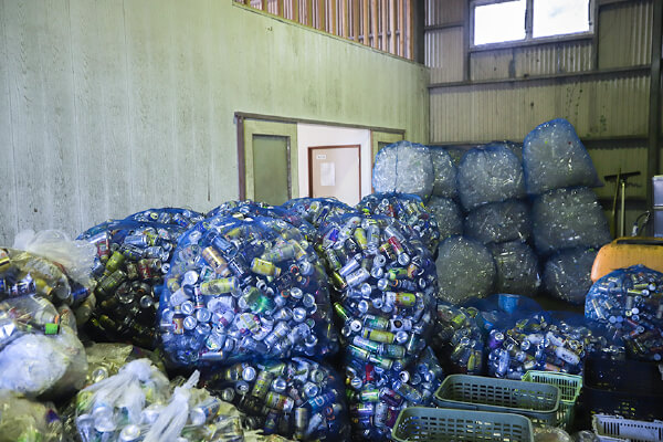 分別した産業廃棄物は、法律に基づき適切に処理します